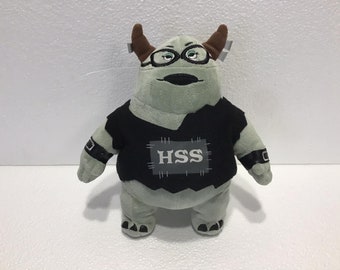 ディズニーストア モンスターズユニバーシティ 9インチ ロージー HSS ソロリティ ぬいぐるみ ピクサー