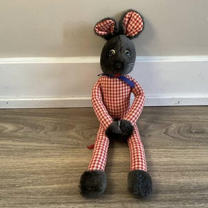 Oude vintage knuffelmuis rode plaid