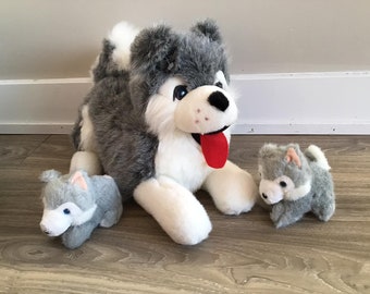 Husky canadiense con dos cachorros Perros de peluche