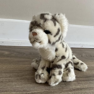 Cachorro de leopardo de las nieves de peluche de 23 cm, colección clásica de vida silvestre de la WWF