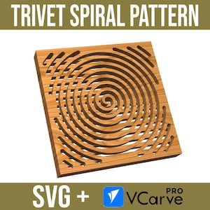 Puede incluir: Un salvamanteles de madera con un patrón de espiral cortado. El salvamanteles es cuadrado y tiene un color marrón claro.