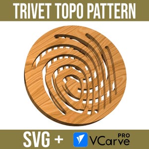 Könnte beinhalten: Ein Holz-Untersetzer mit einem runden Design, das ein wirbelndes, topografisches Muster aufweist. Der Untersetzer ist aus hellbraunem Holz gefertigt und hat eine natürliche Holzmaserung.