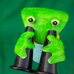frog with binoculars garden statue
