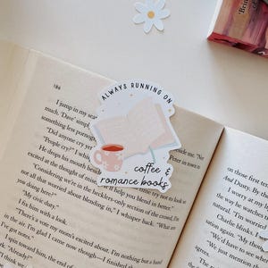 Adesivi "Sempre in movimento con caffè e libri romantici" / Adesivi per lettori di romanzi / Adesivi per lettori di libri / Adesivi per Kindle / Adesivi per Kindle Girlie