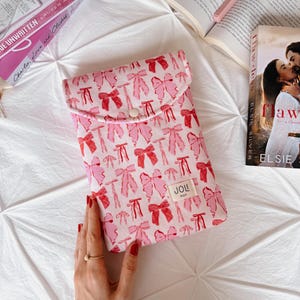 Custodia per libri Clara / Custodia per libri rosa con bottone automatico / Custodia per libri Coquette Aesthetic / Custodia per libri con fiocco / Ragazza morbida / Regalo per amanti dei libri