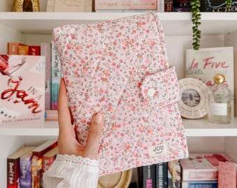 Funda para libros con diseño de camelia y solapa / Funda para libros con estampado floral rosa y cierre / Funda para libros rosa / Cubierta romántica para libros de estilo femenino / Regalo para lectores