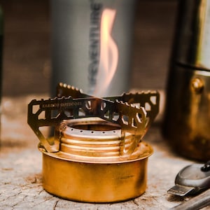 FLÄMME - Supporto per bruciatore ad alcool (treppiede, sottopentola) per bruciatore ad alcool Trangia/Esbit, supporto leggero in acciaio inossidabile per bruciatore da campeggio