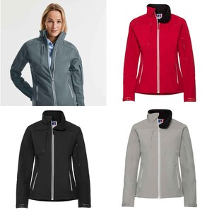 Op de afbeelding: Vier verschillende kleurvariaties van een softshell jack. Het jack heeft een ritssluiting, twee voorzakken en een opstaande kraag.