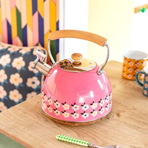 Bouilloire sifflante, jolie rose, marguerite rose, théière colorée, cadeau unique pour son printemps kitsch, camping nostalgie, camping-car, camping-car, caravane
