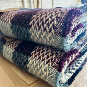 Coperta Tweedmill in lana riciclata al 100% con motivo a quadri celtici.