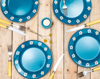 Conjunto de quatro pratos esmaltados na cor azul-petróleo, com design floral retrô e núcleo de aço resistente.