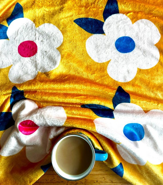 Ultraweiche Plüsch-Fleecedecke im Retro-Blumenmuster: Honiggelbe Tagesdecke im eklektischen Boho-Stil