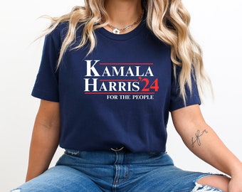 Op de afbeelding: Een marineblauw t-shirt met witte tekst die "Kamala Harris '24 for the people" luidt.