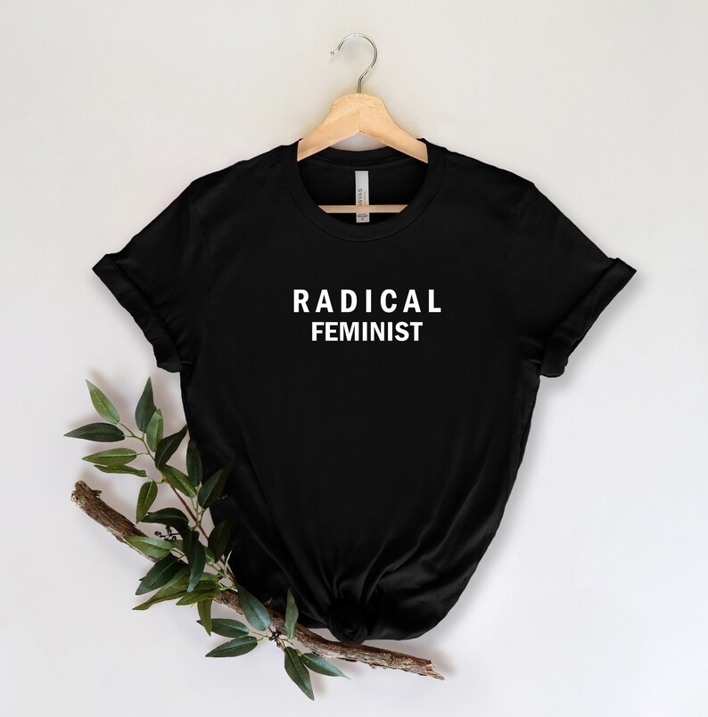 Puede incluir: Camiseta negra con texto blanco que dice "RADICAL FEMINIST".