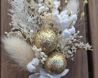 Gouden accessoires, corsage van de bruidegom, haarkam van de bruid, armband