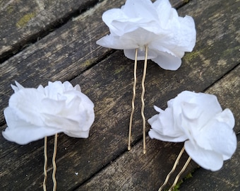 Haarnadel mit stabilisierten Hortensien getrockneten und stabilisierten Blumen für die Hochzeit