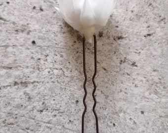 Pic à cheveux avec une rose stabilisée pour coiffure