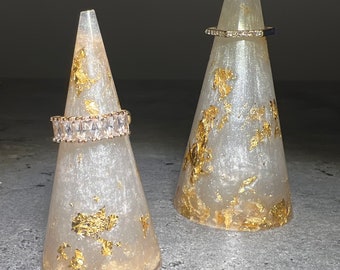 Cone resin ring holder in white/gold marble effect