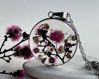 オーストラリア産ワイルドフラワー樹脂ペンダントネックレス：手作りの花のジュエリー