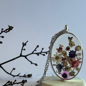 本物の押し花ネックレス。オーストラリアの野生の花をプリザーブド加工。存在感のある樹脂ペンダント。自然植物の花のジュエリー。4 つのスタイルからお選びいただけます。