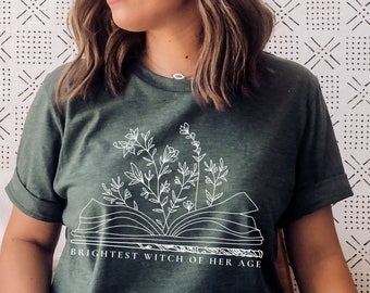 Camiseta da Bruxa Mais Brilhante: Camiseta com Estampa Floral e Livro