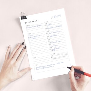 Pode incluir: Um planejador di&aacute;rio com fundo branco e texto preto. O planejador tem se&ccedil;&otilde;es para prioridades, cronograma, resumo di&aacute;rio e notas. A data &eacute; 12 de junho de 2023. O planejador tem uma nota escrita &agrave; m&atilde;o que diz "Me senti um pouco exausto hoje, mas sei que estarei melhor amanh&atilde; se seguir meus planos."