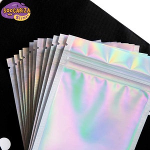 K&ouml;nnte beinhalten: Ein Stapel irisierender, holografischer Plastik-Rei&szlig;verschlussbeutel mit wei&szlig;em Rei&szlig;verschluss. Die Beutel sind f&auml;cherf&ouml;rmig angeordnet und alle gleich gro&szlig;. Die Beutel eignen sich perfekt zum Verpacken von kleinen Gegenst&auml;nden wie Schmuck, S&uuml;&szlig;igkeiten oder Bastelarbeiten.