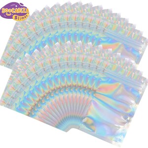 K&ouml;nnte beinhalten: Eine Packung mit 50 regenbogenfarbenen, durchsichtigen, wiederverschlie&szlig;baren Plastikt&uuml;ten mit Rei&szlig;verschluss. Die T&uuml;ten sind f&auml;cherf&ouml;rmig angeordnet.  Soocabiza Slimes ist auf der obersten T&uuml;te aufgedruckt.