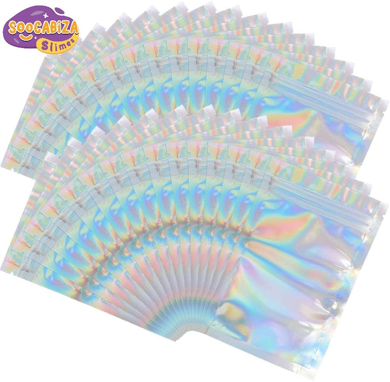 K&ouml;nnte beinhalten: Eine Packung mit 50 regenbogenfarbenen, durchsichtigen, wiederverschlie&szlig;baren Plastikt&uuml;ten mit Rei&szlig;verschluss. Die T&uuml;ten sind f&auml;cherf&ouml;rmig angeordnet.  Soocabiza Slimes ist auf der obersten T&uuml;te aufgedruckt.