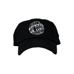 Könnte beinhalten: Schwarze Baseballkappe mit gebogenem Schirm. Auf der Kappe befindet sich der weiße Text "CHECK YOUR FRIENDS" in einem verzerrten, kreisförmigen Design auf der Vorderseite. Der Hut ist aus weichem Stoff gefertigt.
