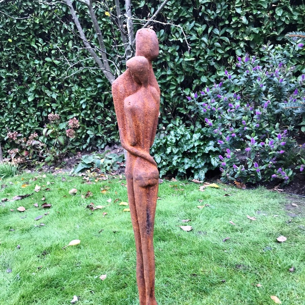 Garden sculpture - Embracing couple - Cast iron