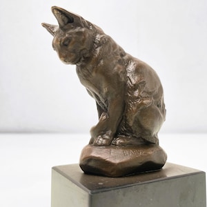 Bronze sculpture cat on marble base - Decorative sitting cat in bronze