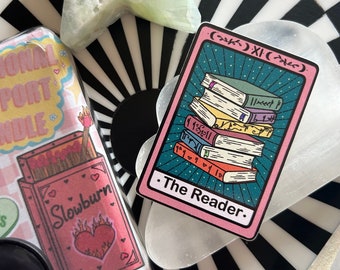 De Reader-sticker | Tarotkaartsticker | Leesgrage sticker | Lezerscadeau | Kindle-sticker | e-reader | Vinylsticker | leesbare merchandise |