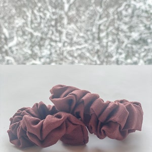 Linen scrunchie in Mulled Wine, Red scrunchie, dark red scrunchie, red linen scrunchie, handmade in quebec, handmade canada, gifts for her