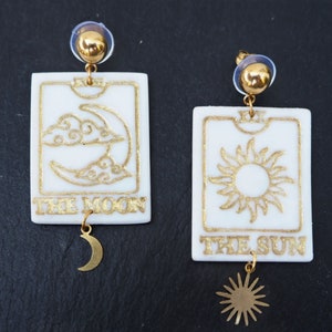 Orecchini in argilla polimerica "Carte dei tarocchi sole e luna" dorati in bianco trasparente con ciondoli/ganci in oro/fatti a mano, unici, speciali/