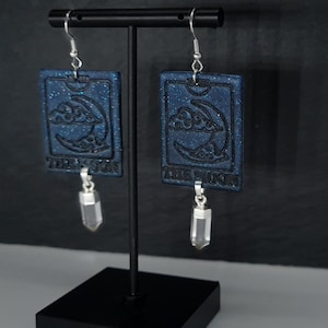 brincos feitos à mão com cartas de tarô 'The Moon' com pingente de cristal de rocha real - glitter prateado azul - argila de polímero - feitos à mão - ganchos de orelha exclusivos