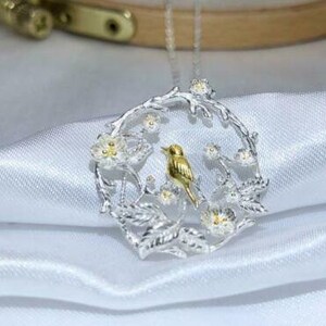 925 Sterling Silver Jewellery Chain Necklace Gold Bird Wreath of Daisy Flowers Pendant UK, ideal as gift or just for you.