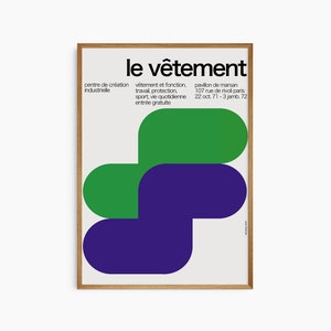 Puede incluir: Un póster vintage con fondo blanco y el texto "le vêtement" en negro. El póster presenta un diseño abstracto verde y morado. El texto debajo del título dice: "centre de création industrielle, vêtement et fonction, travail, protection, sport, vie quotidienne, entrée gratuite, pavillon de marsan, 107 rue de rivoli paris, 22 oct. 71 - 3 janv. 72."