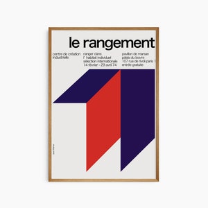 Puede incluir: Un póster con un diseño geométrico en rojo y azul. El póster se titula "le rangement" e incluye texto sobre una exposición de diseño en París, Francia. El texto dice: "centre de création industrielle", "ranger dans l'habitat individuel", "sélection internationale", "14 février - 29 avril 74", "pavillon de mansan", "palais du louvre", "107 rue de rivoli paris 1", "entrée gratuite".