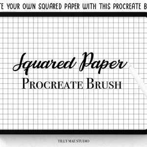 Może przedstawiać: Czarno-białe zdjęcie ekranu tabletu cyfrowego, na którym wyświetlony jest wzór siatki. Na ekranie widoczny jest tekst "Squared Paper" i "PROCREATE BRUSH". Na dole ekranu widoczny jest tekst "TILLY MAE STUDIO".