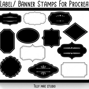 Puede incluir: Una tableta digital muestra 12 sellos de etiquetas y pancartas para Procreate. Los sellos son en blanco y negro, con varias formas como rectángulos, óvalos y marcos decorativos. El texto "12 LABEL/ BANNER STAMPS FOR PROCREATE" está en la parte superior. La parte inferior de la imagen dice "TILLY MAE STUDIO".