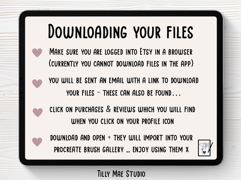 以下が含まれることがあります： Etsyで購入したデジタルファイルをダウンロードする方法を説明するデジタルタブレットの画面。説明には、Etsyアプリではなくウェブブラウザからファイルをダウンロードする方法、購入履歴からファイルを見つける方法などが含まれています。