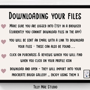 Op de afbeelding: Een digitaal tabletscherm met instructies over het downloaden van digitale bestanden die zijn gekocht bij Etsy. De instructies omvatten het downloaden van bestanden via een webbrowser, niet via de Etsy-app, en hoe je de bestanden kunt vinden in je aankoopgeschiedenis.
