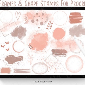 Può includere: Un'illustrazione digitale di 31 cornici e timbri di forme per Procreate, che presenta una varietà di forme, tra cui cerchi, quadrati, cuori e forme astratte. I timbri sono in una gamma di colori rosa chiaro e marrone.