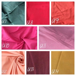 Op de afbeelding: Een raster van acht stofstalen in verschillende kleuren, elk gelabeld met een witte code. De kleuren omvatten donkerblauwgroen, felrood, koraal, felroze, lichtpaars, perzik, diep bordeauxrood en mosterdgeel, allemaal met natuurlijke plooien.