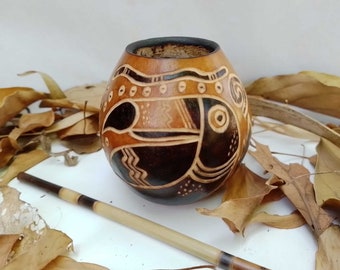 Mate de Calabaza argentino.Diseño Tucán Toco oriundo de la selva misionera Argentina.Tallado y quemado.Sin tintas tóxicas.Libre de plásticos