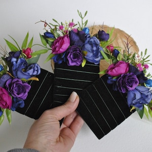 Juwel Ton Tasche Boutonniere, lila blaue heiße rosa Hochzeitsblumen, dunkle Herbsthochzeit