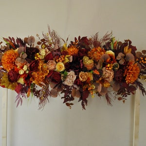 Fleur arche orange bordeaux rouille, Fleurs de mariage d&#39;automne pour l&#39;arche, Mariage bohème rouille