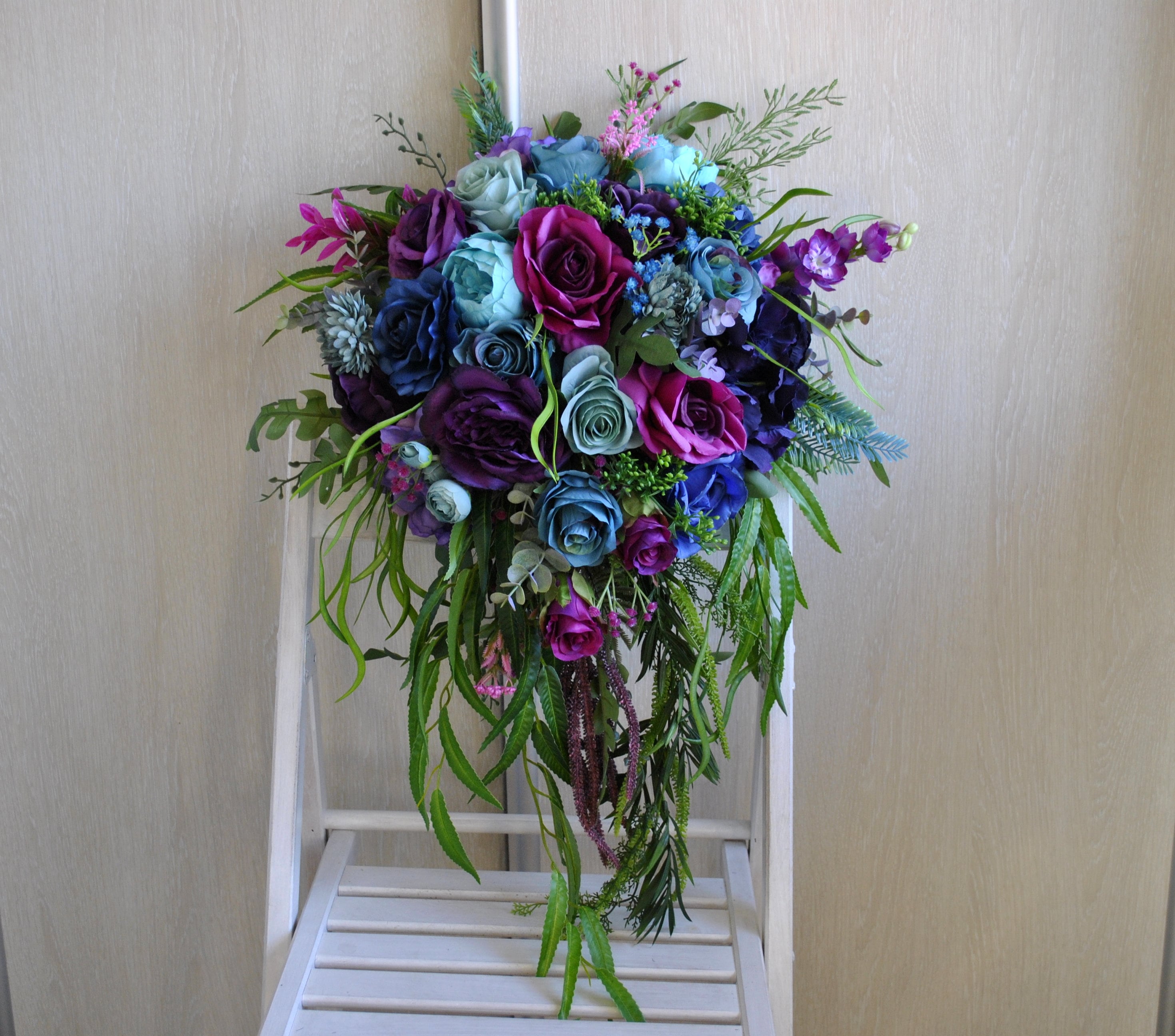 Ramo de color morado oscuro, verde azulado, magenta y azul, ramo de novia en tonos joya, ramo de novia de otoño