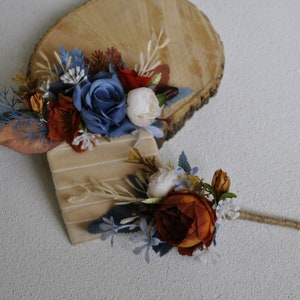 Marineblaue Taschenboutonniere, Hochzeit im Herbst, Boutonniere für Männer,